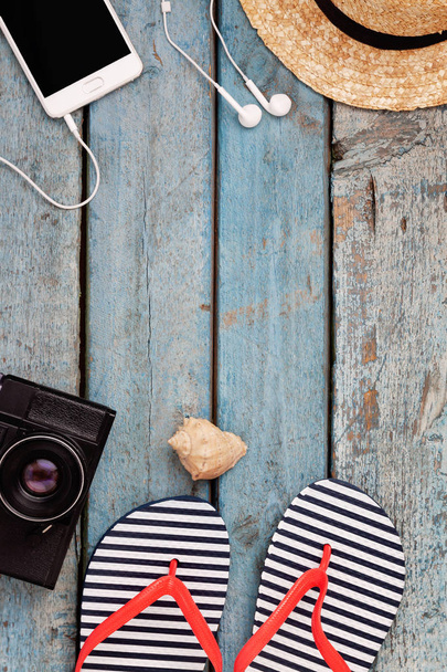 Stilleven van verschillende items om te ontspannen op het strand, rubber  - Foto, afbeelding