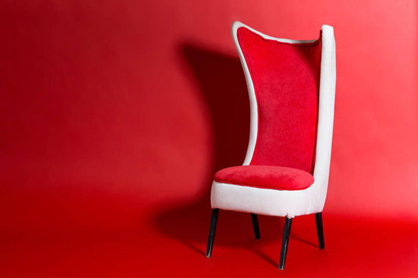 cadeira vermelha moderna em um fundo vermelho. espaço de cópia
 - Foto, Imagem