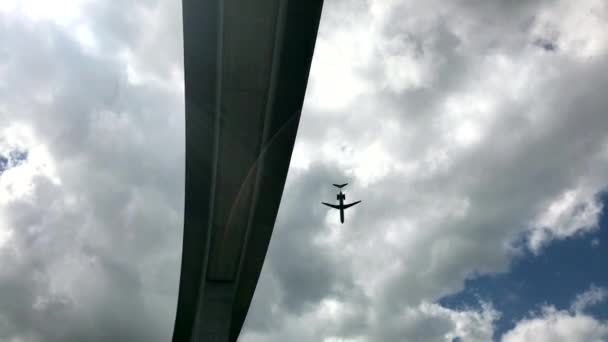 Vliegtuig vliegen langs enorme betonnen brug - Video