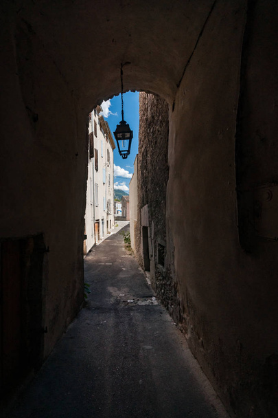 Ruas cobertas, portas, portões e luzes de rua em um europeu
 - Foto, Imagem