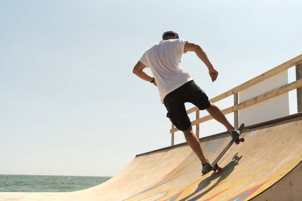 guy skateboarder riding a ramp - Zdjęcie, obraz