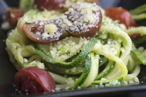 Beilage aus spiralisierten Zucchini und Kirschtomaten - Foto, Bild