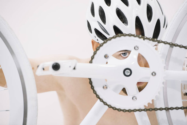 Oko cyklista, který vypadá přes pedály - Fotografie, Obrázek
