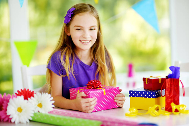 cute girl wrapping gift - Valokuva, kuva