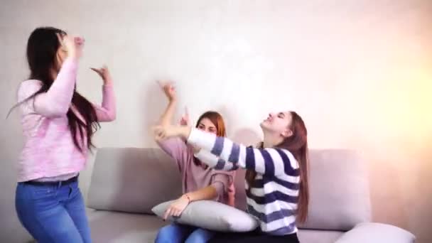 Grappige meisjes poseren in de camera met glimlach op hun gezicht - Video
