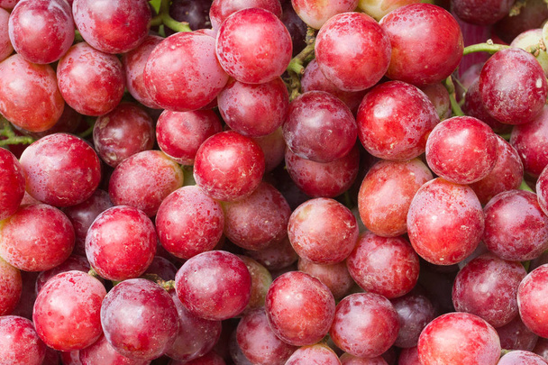 Punaiset viinirypäleet uloskäynneillä myytäväksi markkinoilla
 - Valokuva, kuva