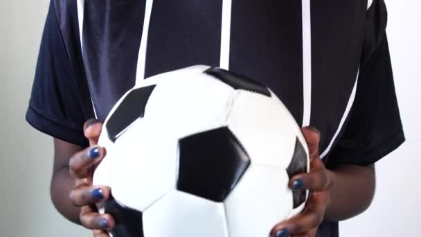 Ženy fotbal fanoušek slaví na bílém pozadí - Záběry, video
