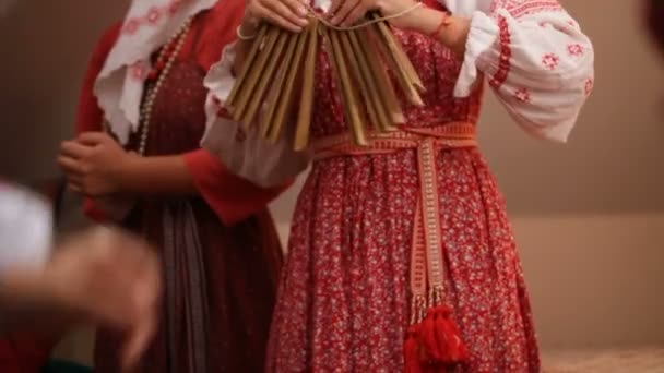 Русская народная музыкальная группа - женщина в традиционных костюмах играет на музыкальных инструментах - храповик, замедленная съемка
 - Кадры, видео