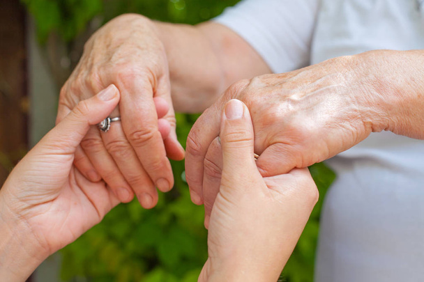 Händchenhalten, Parkinson - Foto, Bild