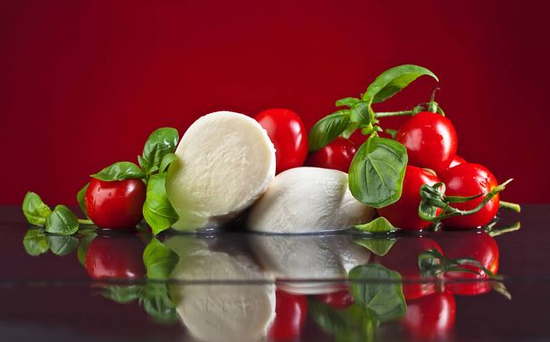 mozzarella aux tomates et basilic vert
. - Photo, image