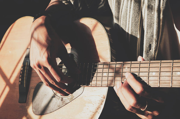 Krásné mladé muže hrát na kytaru s vintage filtrem - Fotografie, Obrázek
