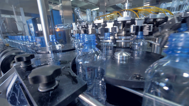 Assemblaggio di preparazione di bottiglie d'acqua PET a funzionamento elettrico
. - Filmati, video