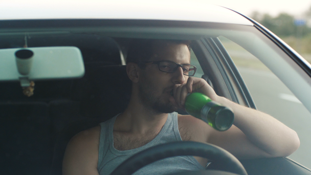 Πρόγραμμα οδήγησης πίνοντας μπύρα - Πλάνα, βίντεο