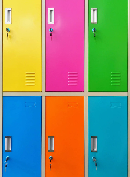 Portas coloridas do armário
 - Foto, Imagem