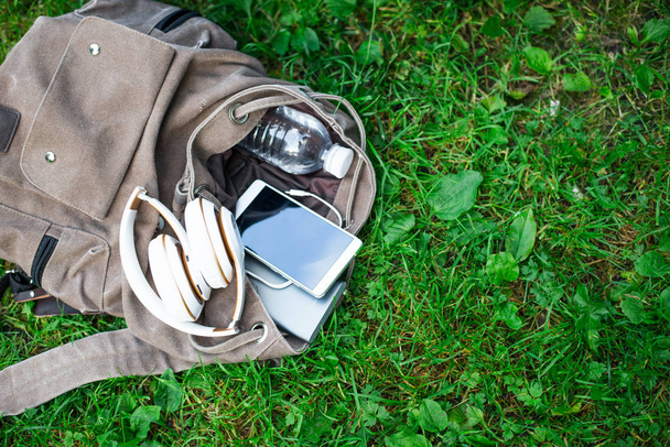 sac à dos avec eau, téléphone portable et powerbank à l'intérieur
 - Photo, image