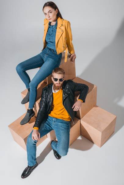 couple élégant en vestes et jeans en cuir
 - Photo, image