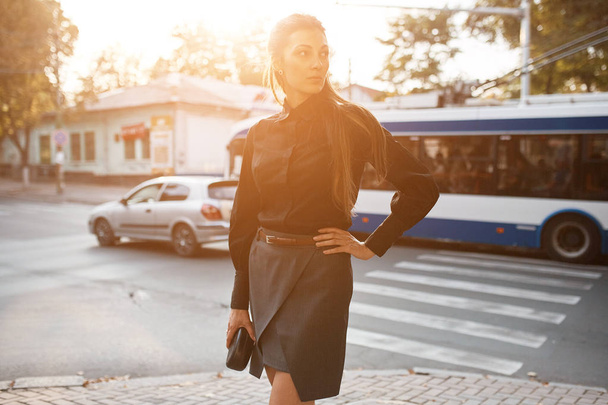 Moda mulher bonita andando pelas ruas da Cidade Velha
 - Foto, Imagem
