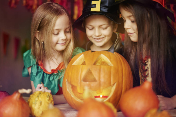 Les enfants se préparent pour Halloween
  - Photo, image