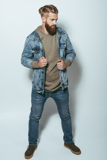hombre con estilo en chaqueta jeans
 - Foto, Imagen