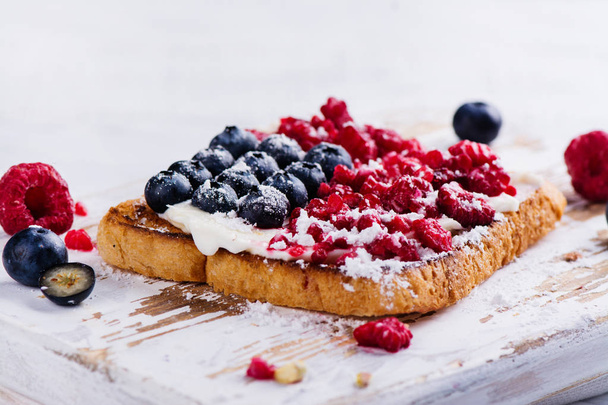 Toast with cream cheese and berries - Foto, Imagen