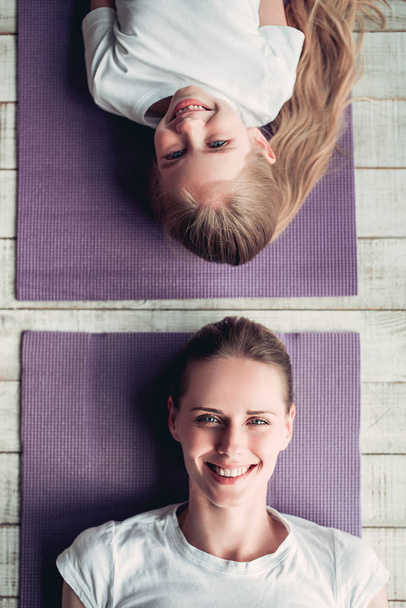 Mom with daughter working out at home - Фото, зображення