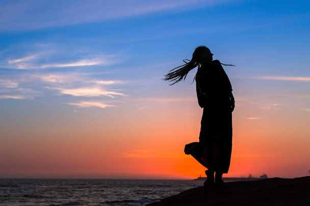 Silhouette Frau auf dem Meer - Foto, Bild