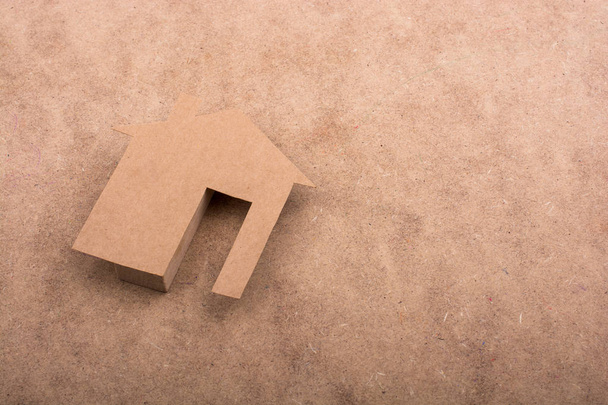 Forma de la casa cortada de papel
  - Foto, imagen