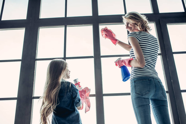 Mom with daughter doing cleaning - Foto, afbeelding