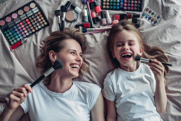 Mom with daughter doing makeup - Foto, Imagen