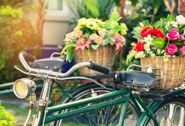 close up vintage bicycle with bouquet flowers in basket  - Foto, Imagen