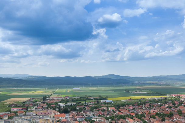 Panorama pejzaż nad miastem góry w sping - Zdjęcie, obraz