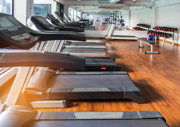 Treadmills equipamentos exercício físico no centro de fitness
  - Foto, Imagem