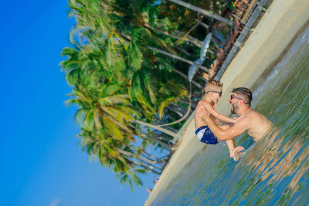 Portrait de bonheur en eau tropicale : père barbu jette son
  - Photo, image