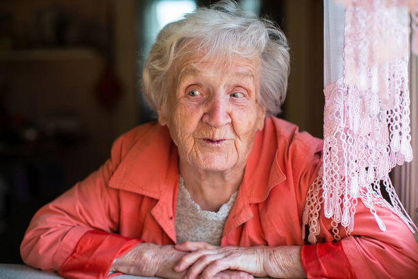 Mujer mayor en casa
 - Foto, Imagen