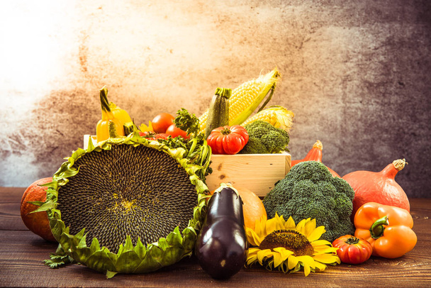 frisches, lebendiges Gemüse auf Holztisch - Foto, Bild