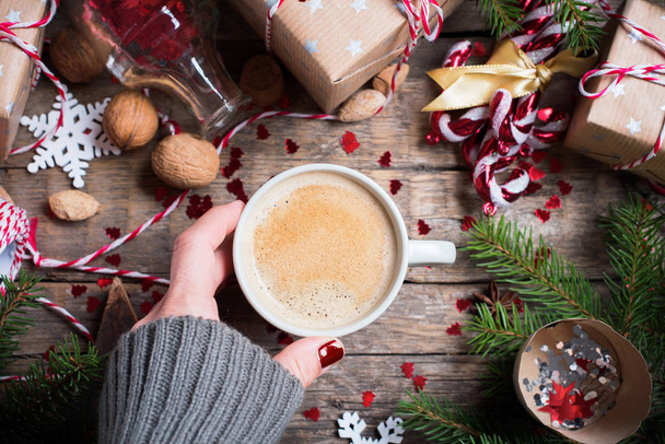 Hot Christmas Beverage in Cup Presents Background - Foto, immagini