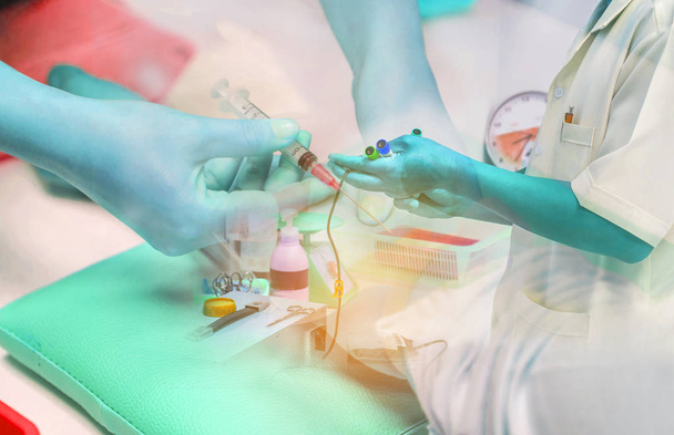 Διπλή έκθεση νοσοκόμα «τινάγματος» βελόνα σύριγγα στο μπράτσο ασθενής και νοσοκόμα, λαμβάνοντας κρατήσει δωρεά αίματος στο εργαστήριο    - Φωτογραφία, εικόνα