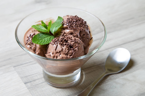 Homemade chocolate ice cream with chocolate crumbs. 3 balls.  - Foto, imagen