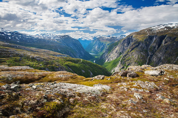 vista de la montaña en la cascada de Aurstaupet cerca de Aursjovegen, Noruega
 - Foto, imagen