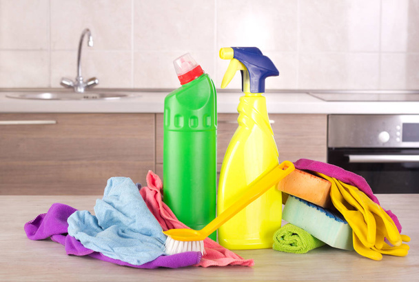 Utilidades de limpeza na mesa da cozinha
 - Foto, Imagem