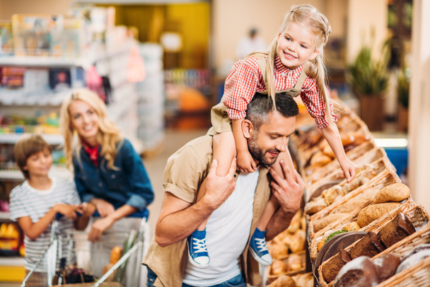 father and daughter in supermarket - Foto, afbeelding