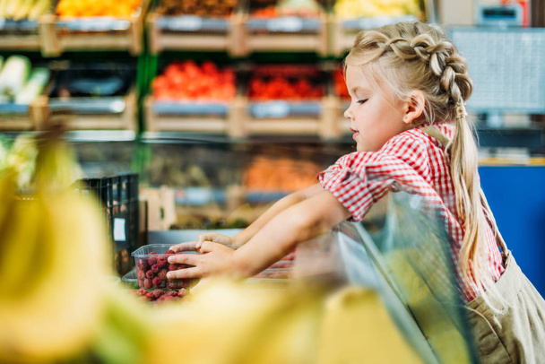 kid in grocery shop - Foto, Imagem
