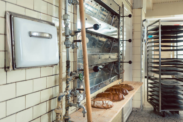 Loafs de pan en el estante
  - Foto, Imagen