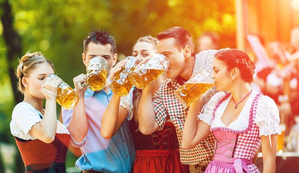 Grupo de jóvenes que beben cerveza
 - Foto, imagen