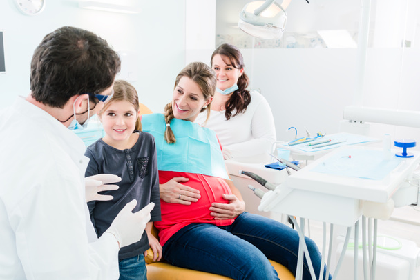 Çocuk dişçi ofisinde doktora dinleme - Fotoğraf, Görsel