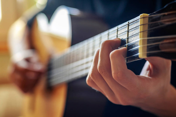 музикант грає на акустичній гітарі, фоні живої музики
 - Фото, зображення