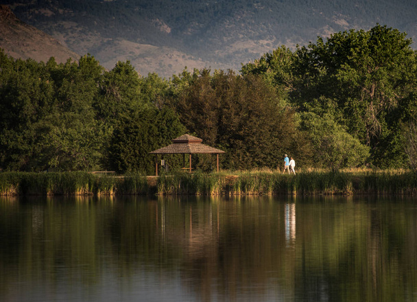 Morgenspaziergang spiegelt sich im See wider - Foto, Bild