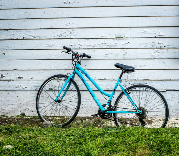 Beyaz bir duvar karşı mavi Bisiklet - Fotoğraf, Görsel