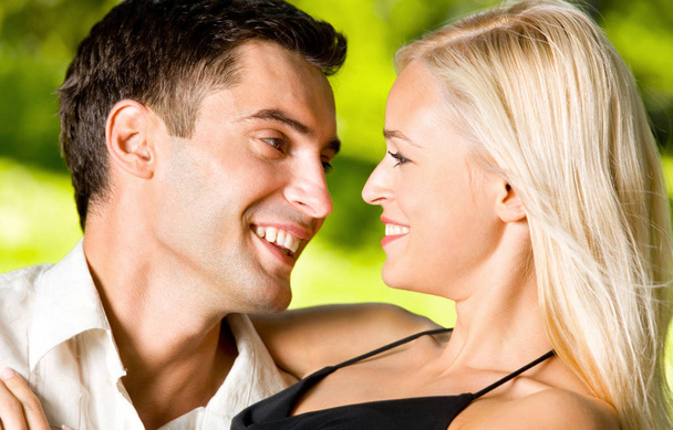 feliz casal atraente juntos, ao ar livre
 - Foto, Imagem