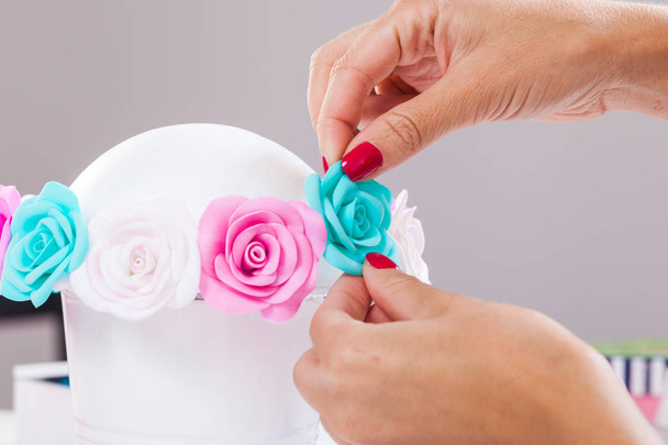 woman making artificial rose  - Foto, Imagem